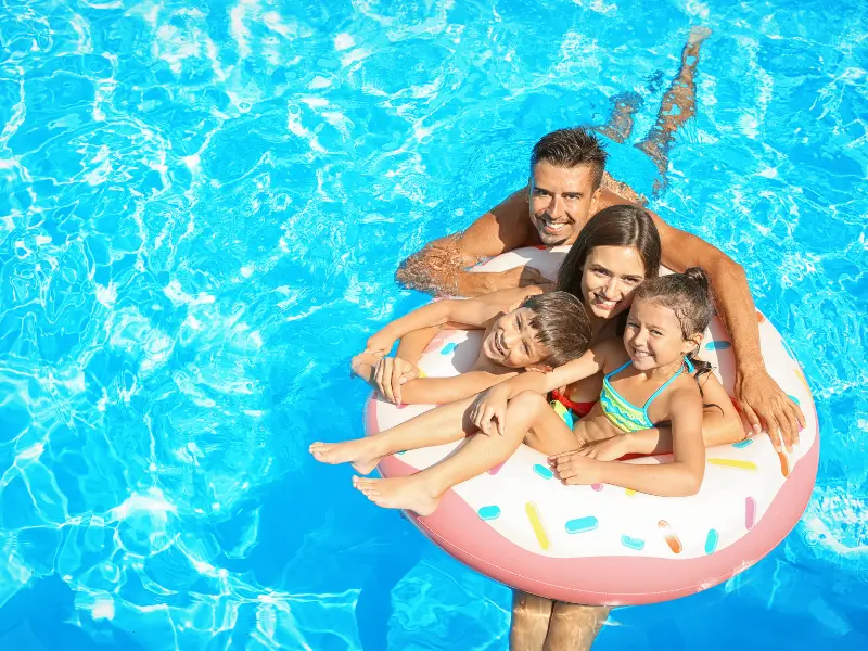 familia en piscina